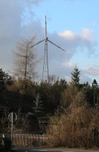 Wüstenhain - Blick auf das Windrad vom Dorfplatz in Wüstenhain