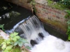 Mühlenwehr in Wüstenhain vor dem Abriss im Jahr 2005